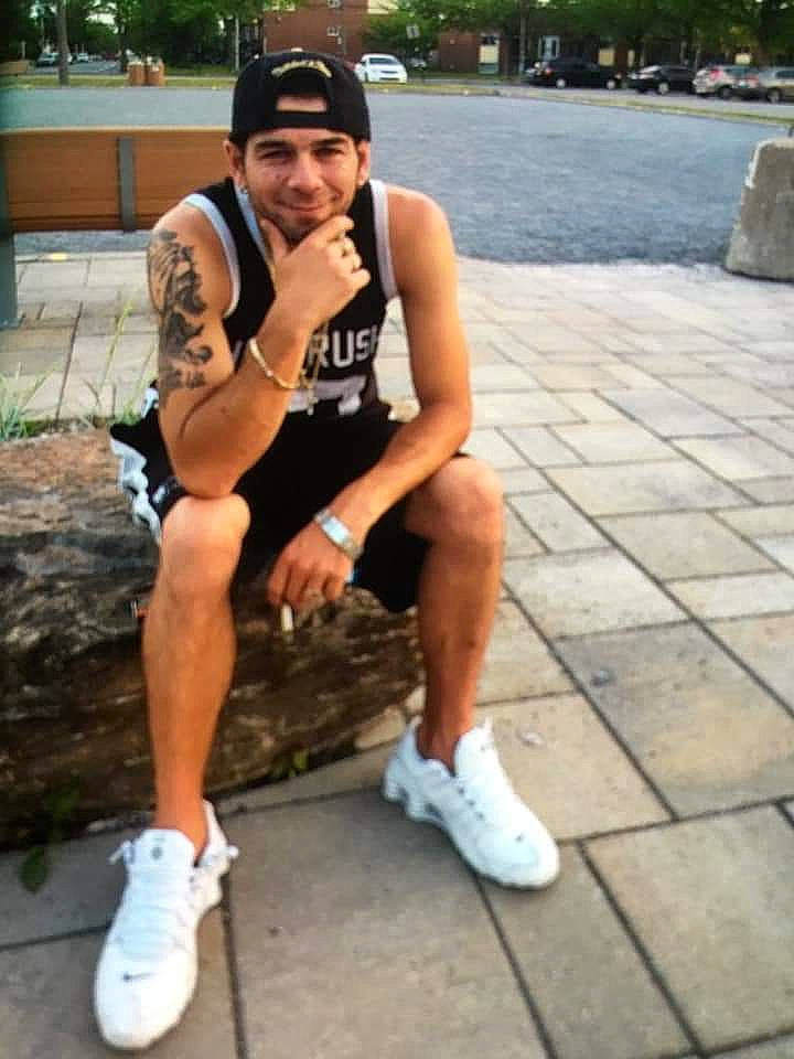 Loudovik participe au concours pour gagner de l'argent avec cette photo : asphalt, barechested, calf, cap, chest, elbow, eyewear, hat, headwear, human_leg, joy, knee, leisure, person, physical_fitness, recreation, shorts, sleeveless_shirt, sneakers, sportswear