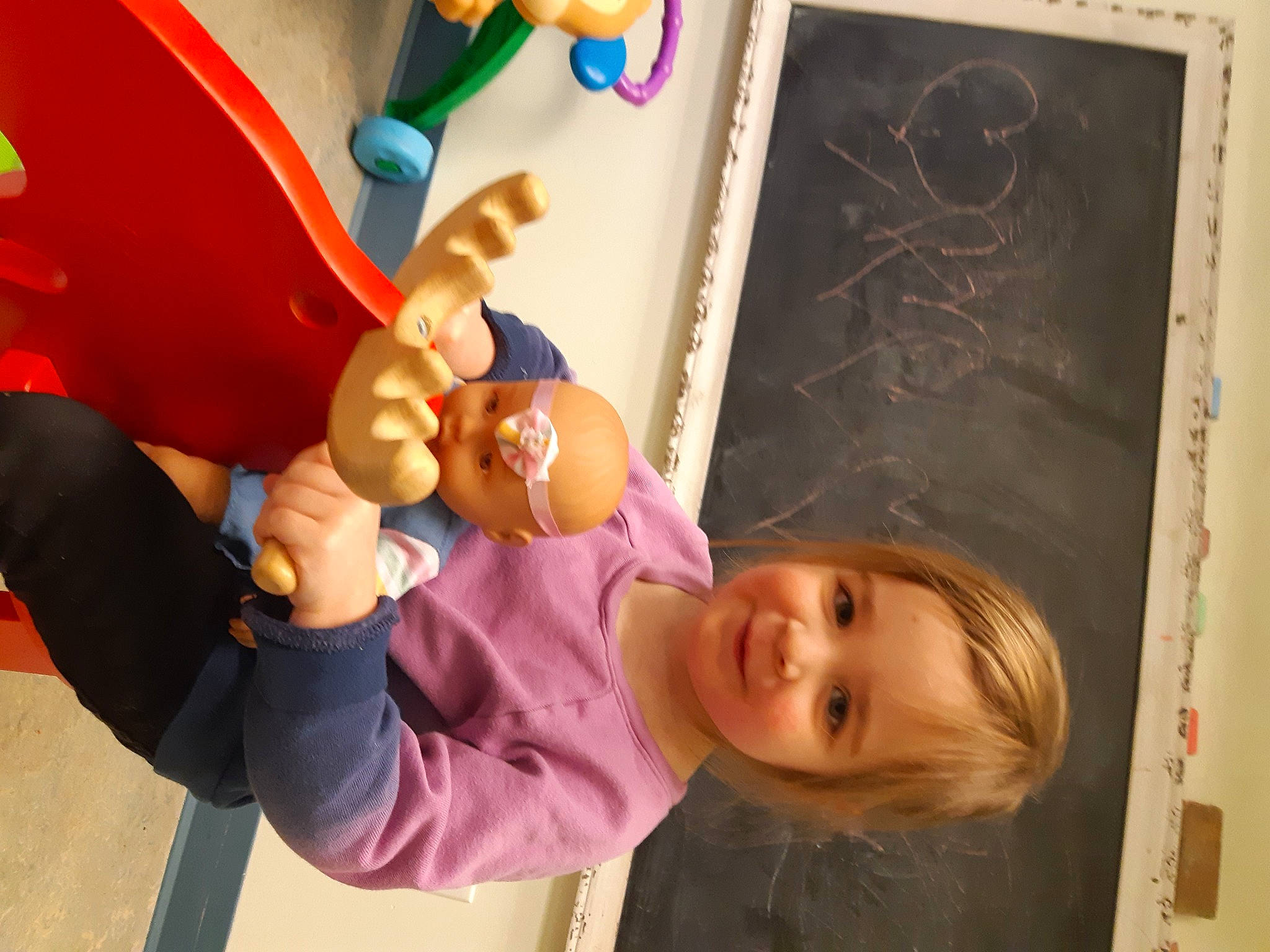 Abby-gaelle a rejoint le concours — aidez-le/la à gagner de superbes lots ! baby, baby_products, blackboard, chalk, child, child_art, finger, fun, gesture, hand, happy, joy, learning, leisure, nail, person, play, room, smile, thumb