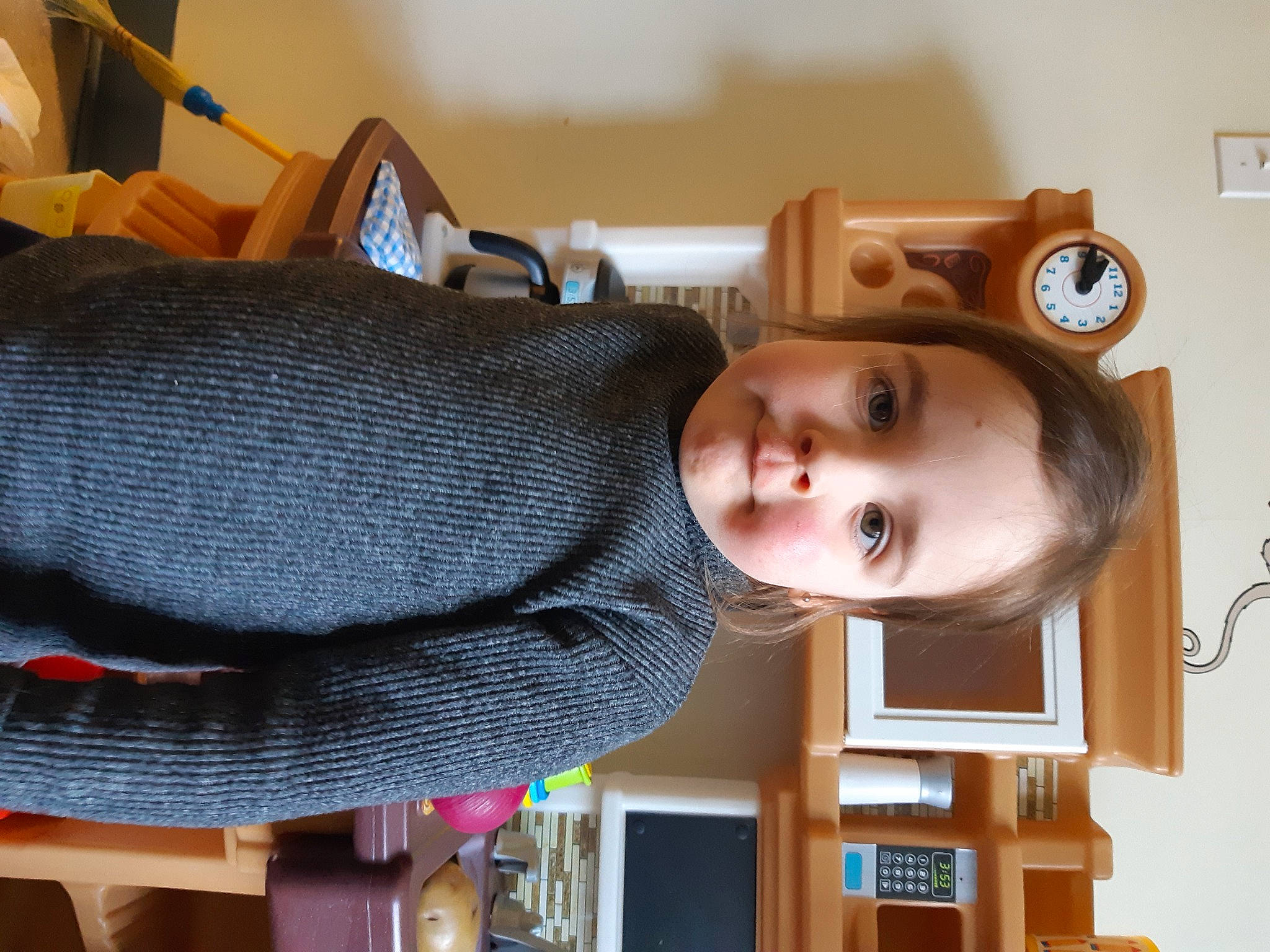 Abby-gaelle participe au concours pour gagner de l'argent avec cette photo : art, baby, baby_products, bag, child, comfort, fashion_accessory, fun, hat, headgear, helmet, person, picture_frame, room, smile, suit, thread, toddler, wood, wool