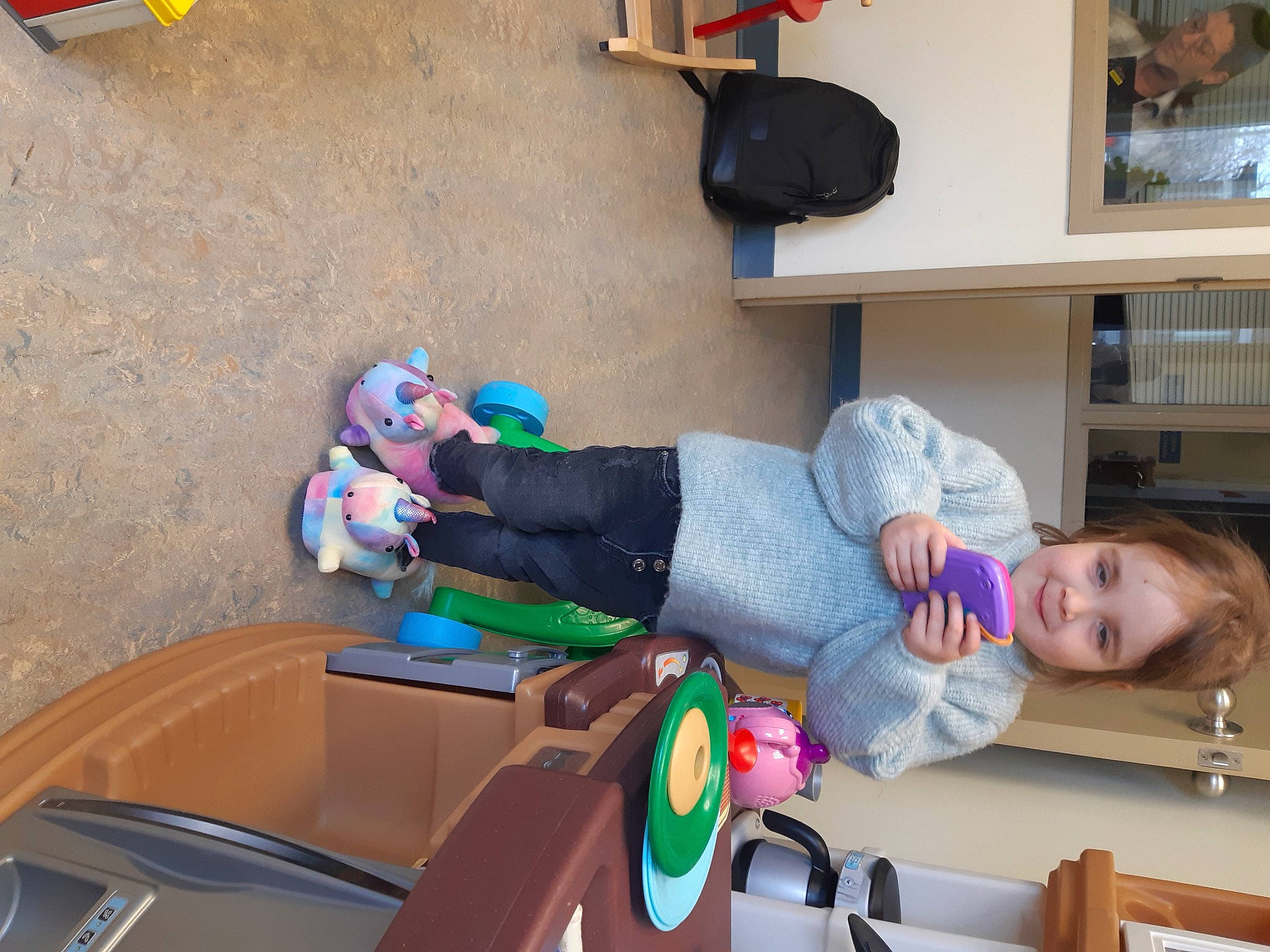 Abby-gaelle a rejoint le concours — aidez-le/la à gagner de superbes lots ! bookcase, child, fun, hat, joy, knee, leisure, person, play, recreation, room, shelf, shelving, sitting, smile, toddler, vacation