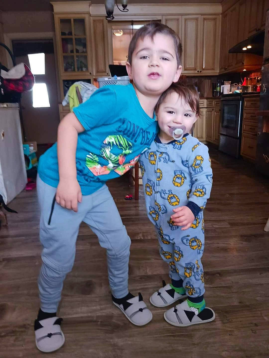 Willyam participe au concours pour gagner de l'argent avec cette photo : baby_toddler_clothing, cabinetry, child, cool, eye, face, floor, flooring, footwear, fun, happy, head, joint, joy, person, shoe, sleeve, smile, sneakers, standing