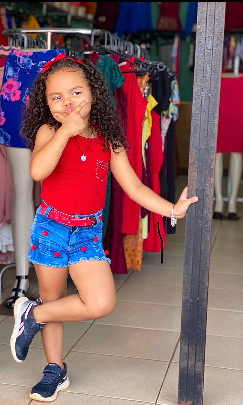 Chrysliane-maëlly a rejoint le concours — aidez-le/la à gagner de superbes lots ! abdomen, athletic_shoe, blue, cool, denim, electric_blue, fashion, human_leg, jean_short, knee, leg, long_hair, person, shoe, shorts, street_fashion, style, textile, thigh, trunk