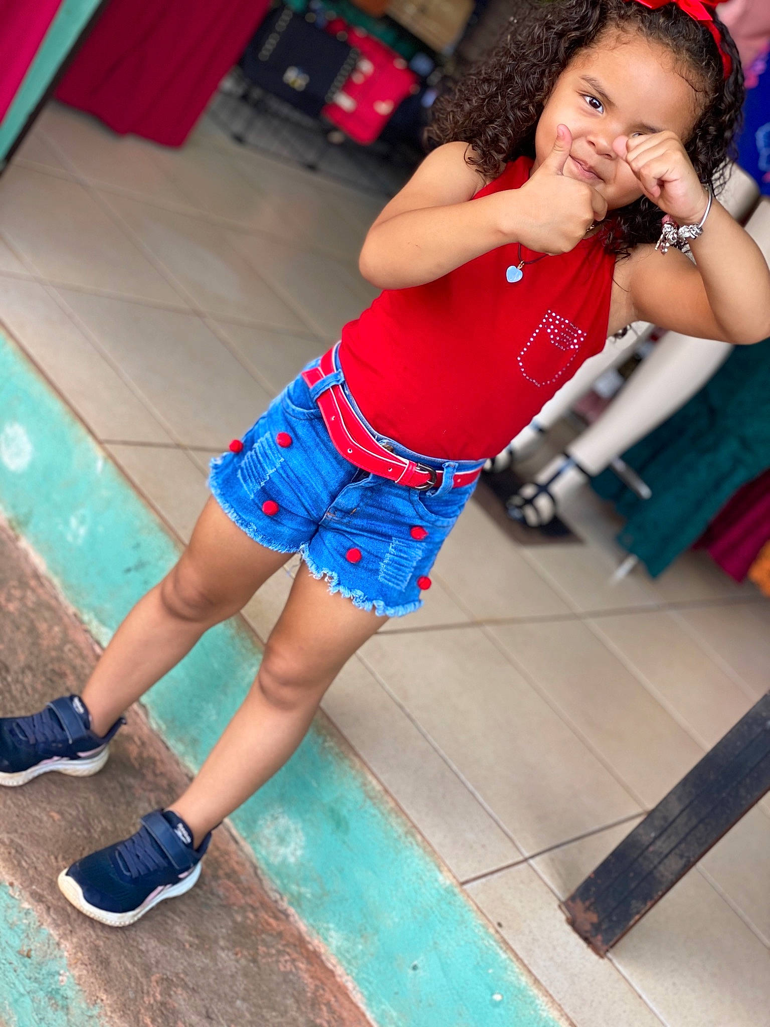 Chrysliane-maëlly a rejoint le concours — aidez-le/la à gagner de superbes lots ! aqua, athletic_shoe, blue, calf, cool, denim, electric_blue, human_leg, jean_short, knee, leg, person, red, shoe, shorts, street_fashion, style, teal, thigh, turquoise