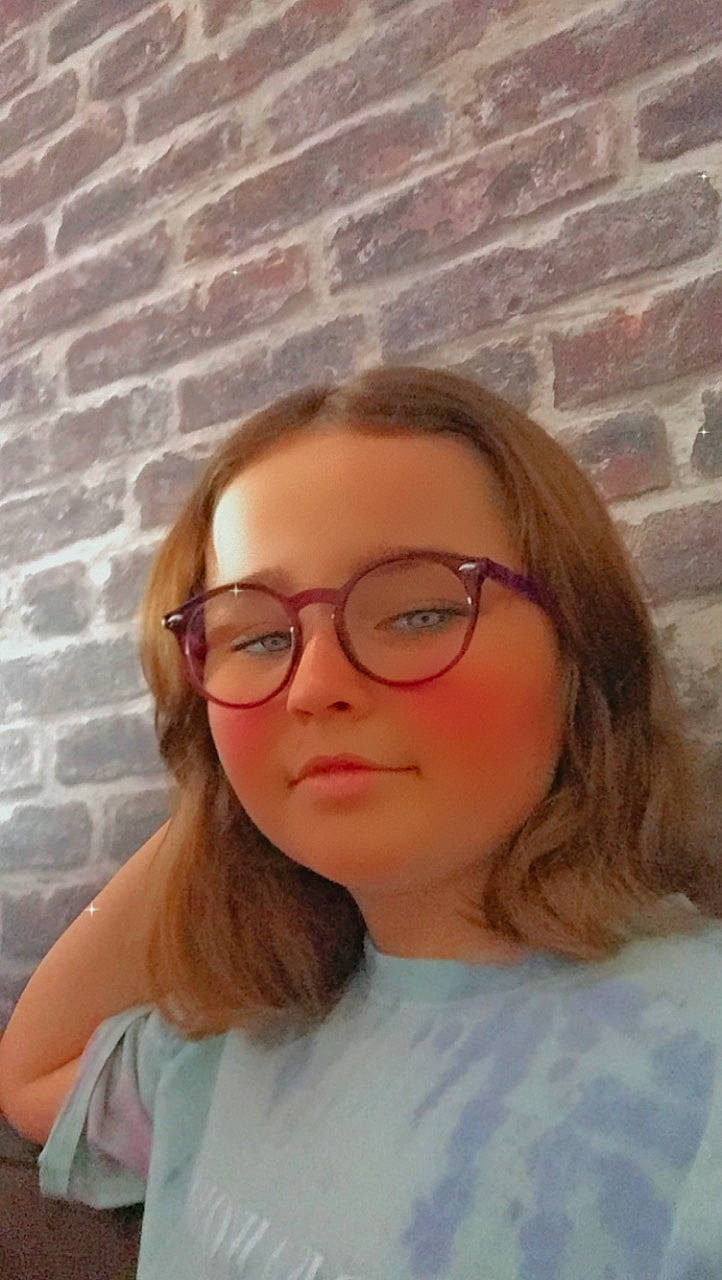 Sochana participe au concours pour gagner de l'argent avec cette photo : cheek, chin, eyebrow, eyelash, eyewear, face, forehead, glasses, hair, hairstyle, head, jaw, lip, mouth, neck, nose, person, shoulder, skin, smile