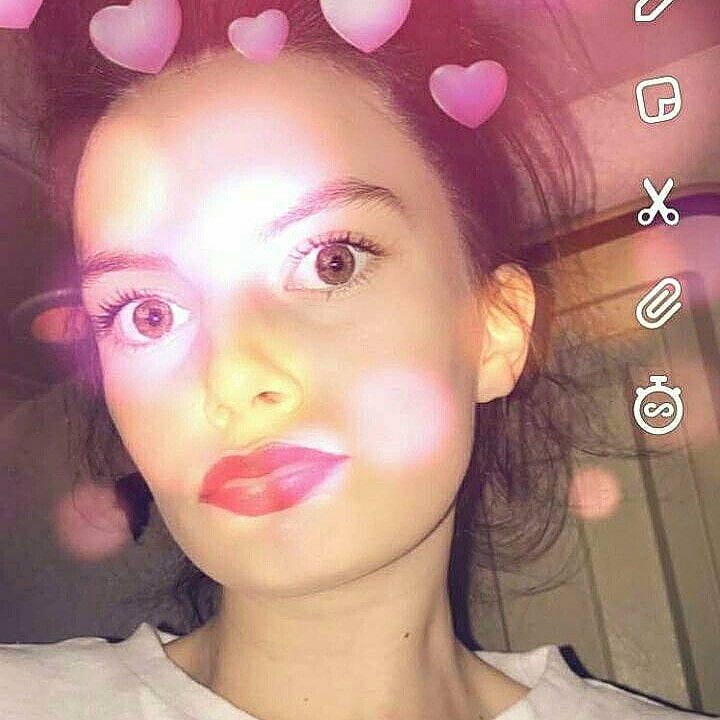 Cheyenne a rejoint le concours — aidez-le/la à gagner de superbes lots ! black_hair, brown_hair, cheek, chin, ear, eye, eyebrow, eyelash, face, forehead, hair_coloring, hairstyle, head, jaw, lip, mouth, neck, nose, person, pink