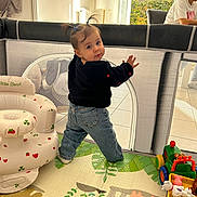 Mira a rejoint le concours — aidez-le/la à gagner de superbes lots ! toddler, child, indoor, playpen, toy, jeans, sweater, pony_tail, floor_mat, inflatable_chair, animal_print, person, baby, cute, playtime, furniture, window, daylight, smile, curious
