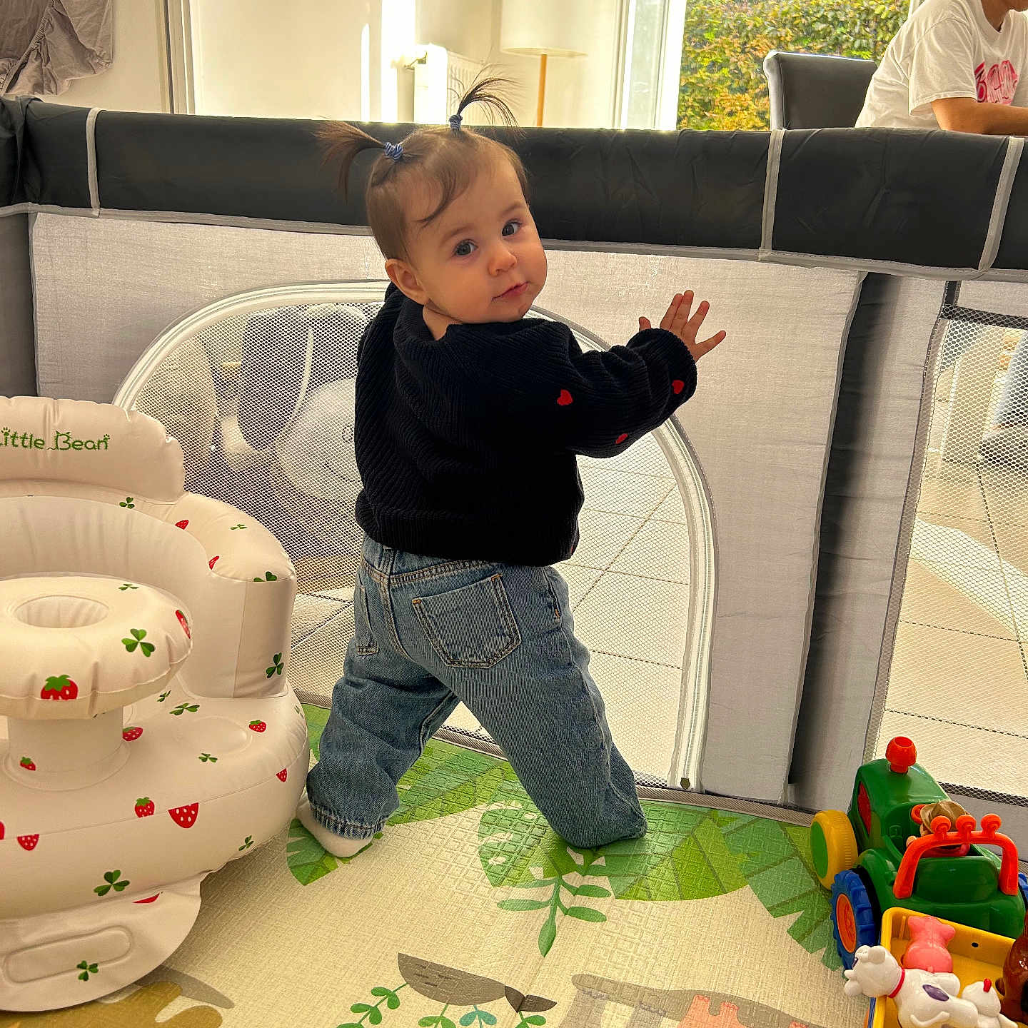 Mira a rejoint le concours — aidez-le/la à gagner de superbes lots ! animal_print, baby, child, curious, cute, daylight, floor_mat, furniture, indoor, inflatable_chair, jeans, person, playpen, playtime, pony_tail, smile, sweater, toddler, toy, window