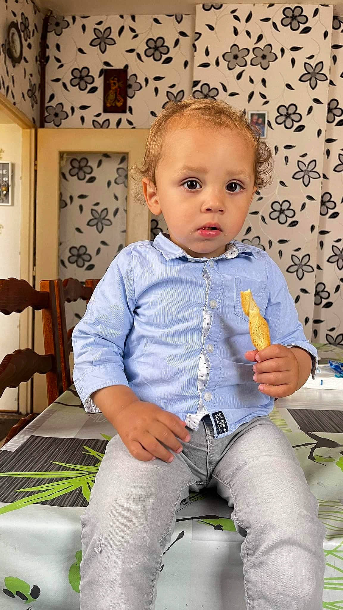 Ilyes participe au concours pour gagner de l'argent avec cette photo : baby, baby_toddler_clothing, chair, cheek, child, electric_blue, eye, face, facial_expression, fun, hairstyle, happy, head, iris, leisure, person, sitting, skin, sleeve, standing