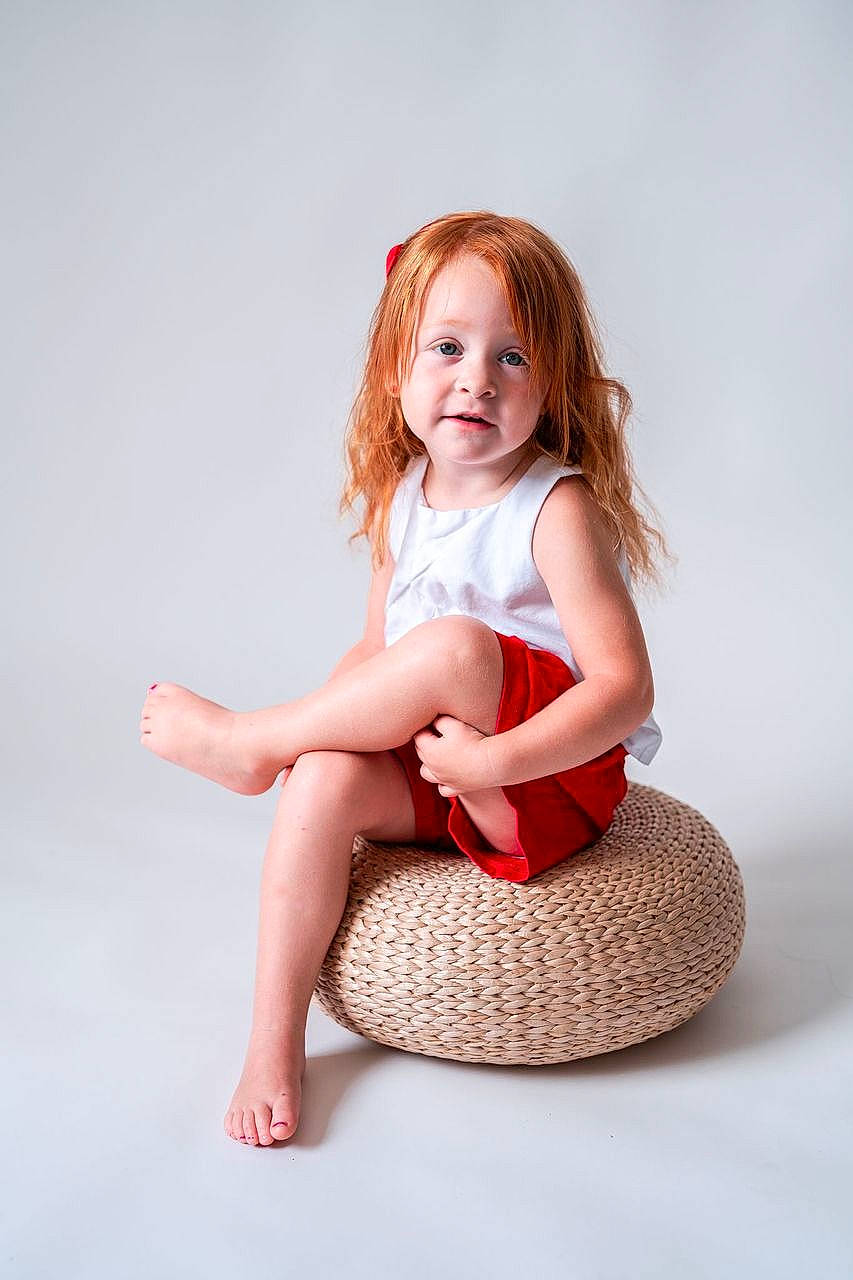 Maëlyne a rejoint le concours — aidez-le/la à gagner de superbes lots ! ankle, baby, baby_toddler_clothing, barefoot, blond, brown_hair, child_model, foot, hairstyle, human_leg, joint, knee, person, photo_shoot, shoulder, sitting, sock, toe, toy, wicker