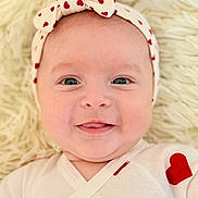 Romy a rejoint le concours — aidez-le/la à gagner de superbes lots ! baby, infant, headband, heart_pattern, smile, closeup, face, cute, child, soft_texture, blanket, white_clothing, red_hearts, portrait, happy, skin, eyes, expression, newborn, lying_down