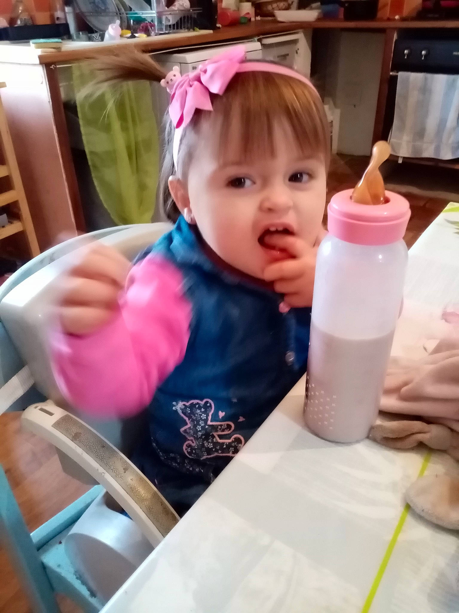 Candice participe au concours pour gagner de l'argent avec cette photo : baby, bangs, bottle, chair, cheek, child, drink, drinkware, eyelash, hair_coloring, hand, happy, person, plastic_bottle, room, service, sitting, skin, table, toddler