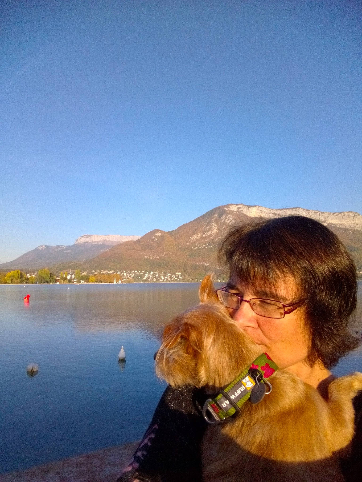 Roxinounou participe au concours pour gagner de l'argent avec cette photo : azure, beauty, body_of_water, companion_dog, eyewear, fawn, fun, glasses, happy, hill, horizon, lake, landscape, leisure, mountain, mountainous_landforms, people_in_nature, sky, travel, water