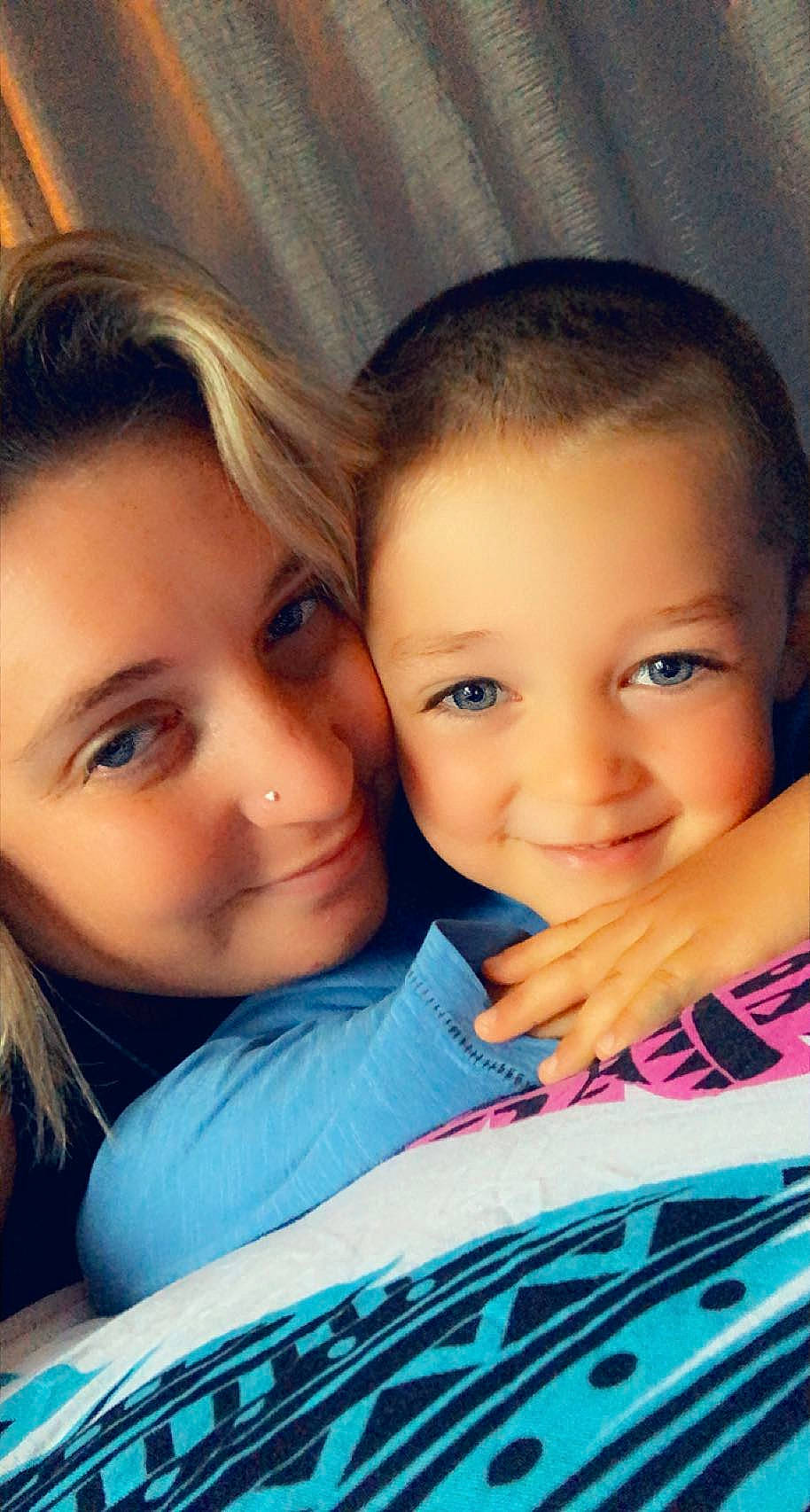 Grégory participe au concours pour gagner de l'argent avec cette photo : azure, blue, cheek, chin, cool, eye, eyebrow, flash_photography, gesture, happy, human, interaction, iris, joy, lip, mouth, nose, person, product, skin