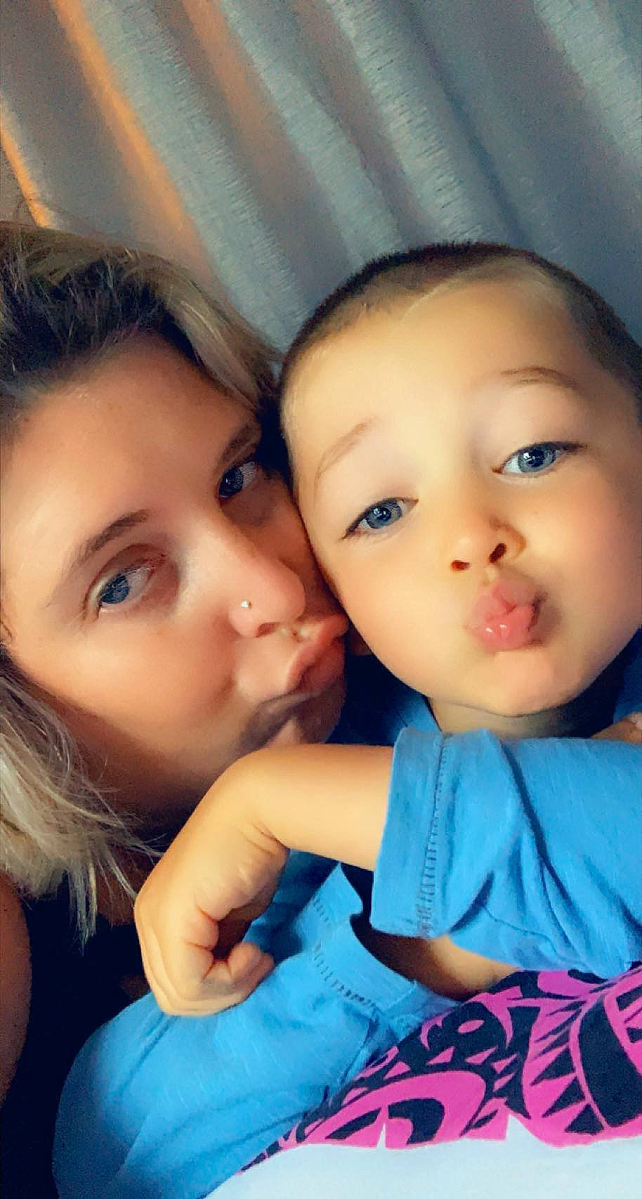 Grégory a rejoint le concours — aidez-le/la à gagner de superbes lots ! azure, blue, cheek, chin, cool, eye, eyebrow, eyelash, finger, fun, gesture, hand, happy, iris, lip, mouth, nose, people_in_nature, person, skin