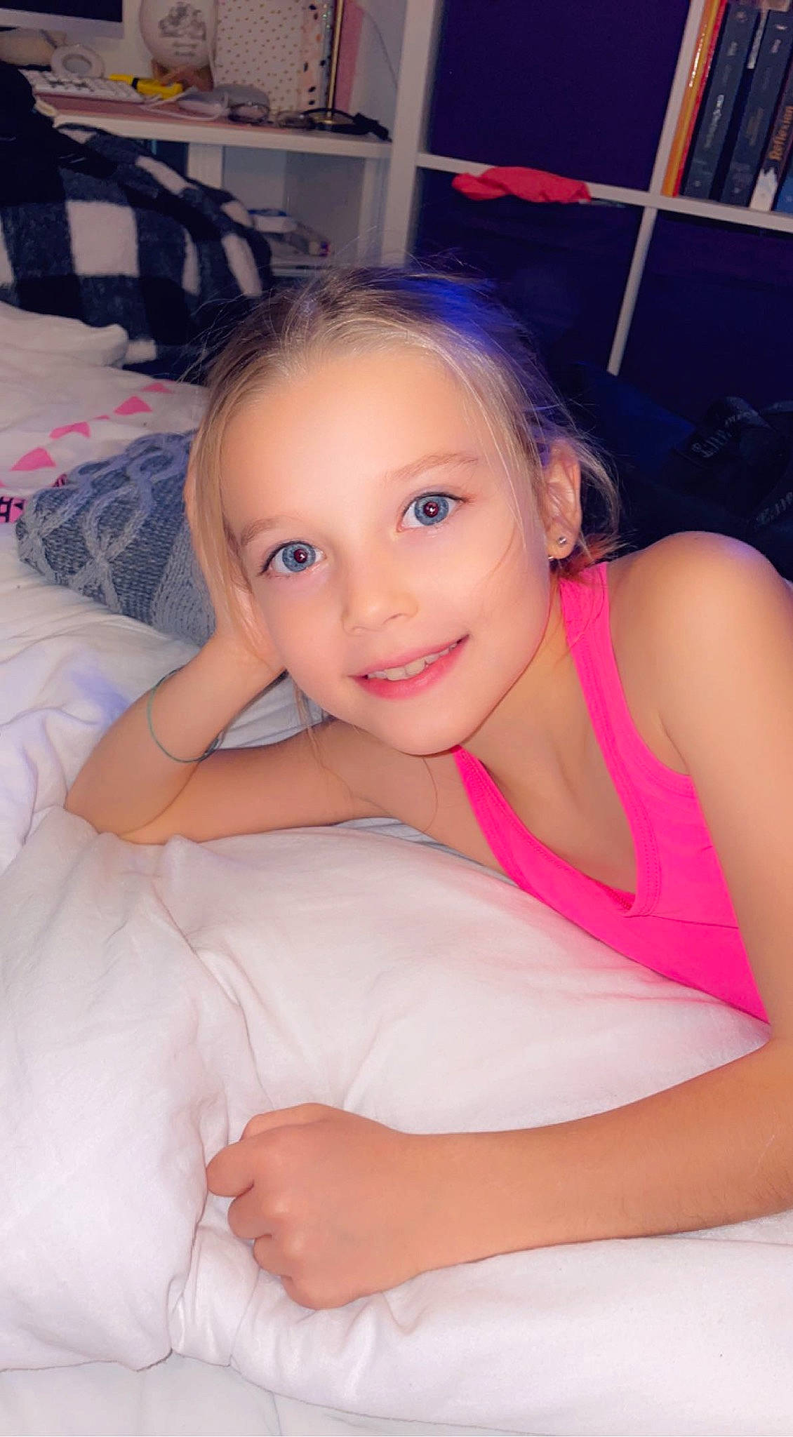 Melina a rejoint le concours — aidez-le/la à gagner de superbes lots ! arm, cheek, chin, comfort, eye, eyebrow, face, facial_expression, flash_photography, hair, human_body, joint, joy, lip, mouth, neck, person, shoulder, skin, smile