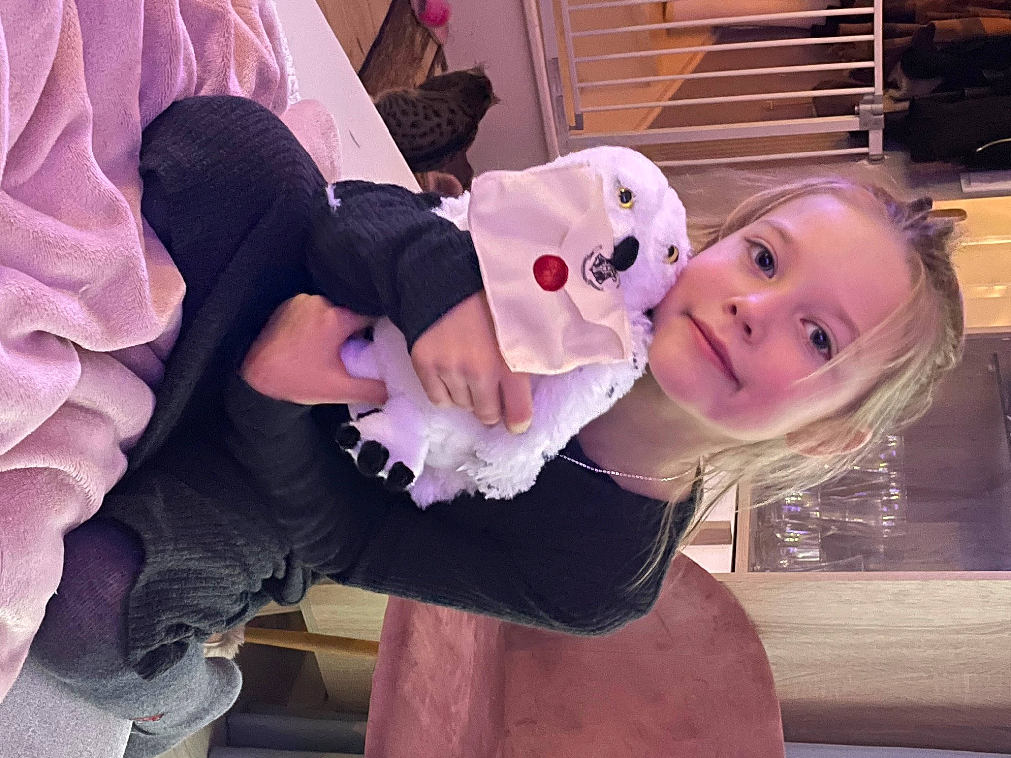 Melina a rejoint le concours — aidez-le/la à gagner de superbes lots ! baby, baby_toddler_clothing, cheek, child, comfort, event, flash_photography, fun, fur, happy, mammal, organ, person, pink, purple, room, sitting, skin, smile, toddler