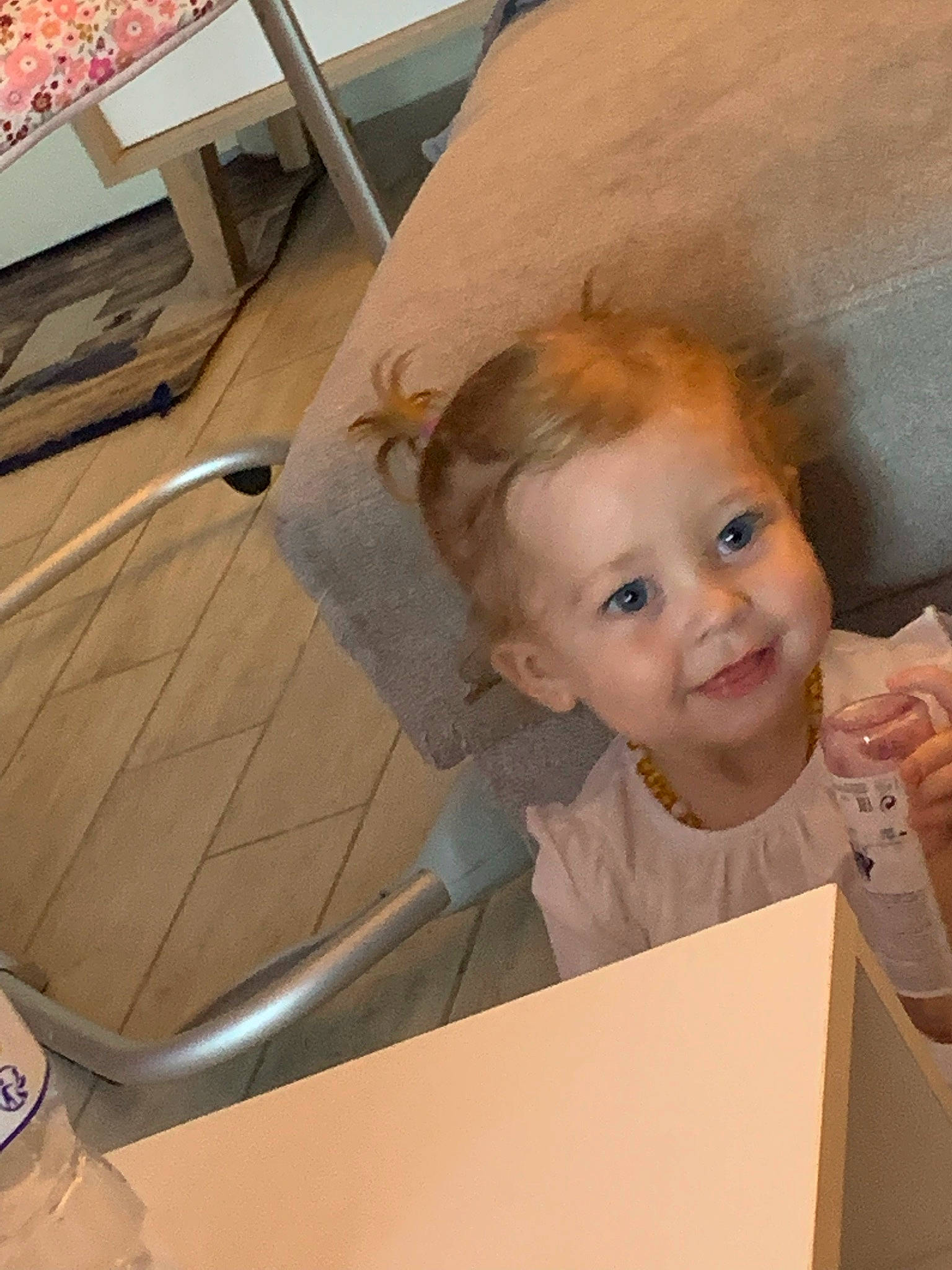 Solene a rejoint le concours — aidez-le/la à gagner de superbes lots ! baby, baby_products, child, comfort, flooring, fun, happy, joy, leisure, person, room, sitting, smile, toddler, vehicle_door, windshield, wood