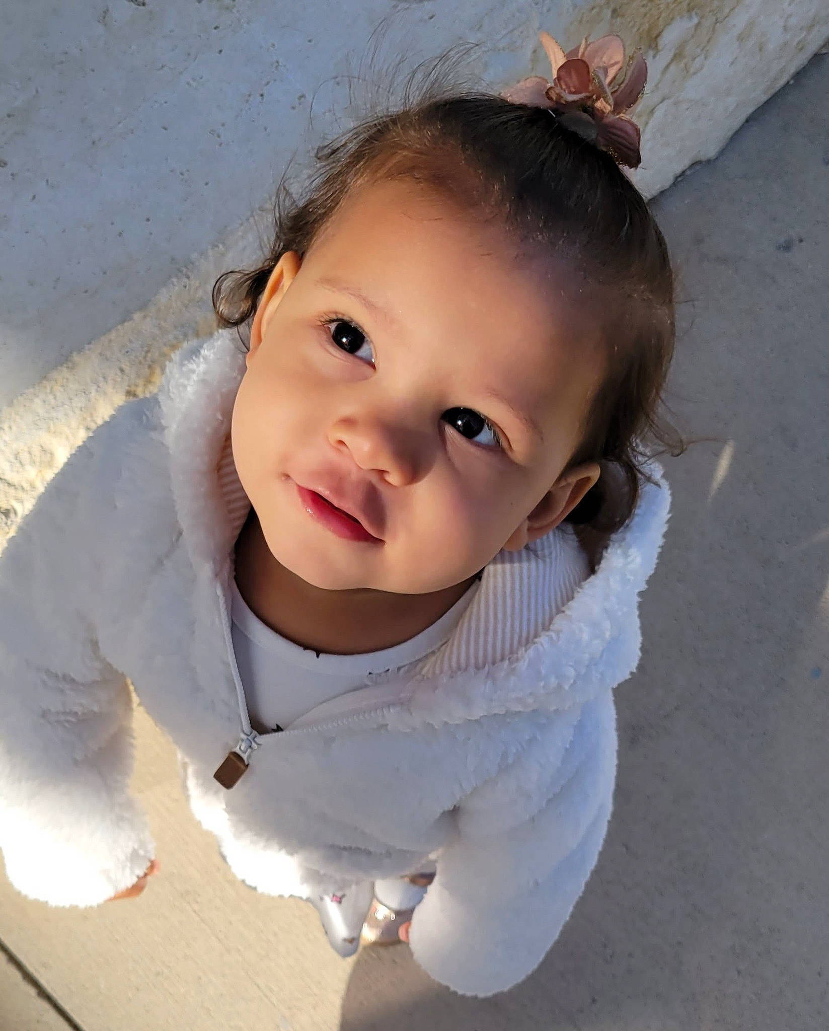 Beatrix is registered to the contest to win money with this photo: baby, baby_toddler_clothing, cheek, child, eyebrow, eyelash, flash_photography, fun, grass, happy, iris, lip, nose, person, portrait_photography, sitting, skin, sleeve, toddler, vacation