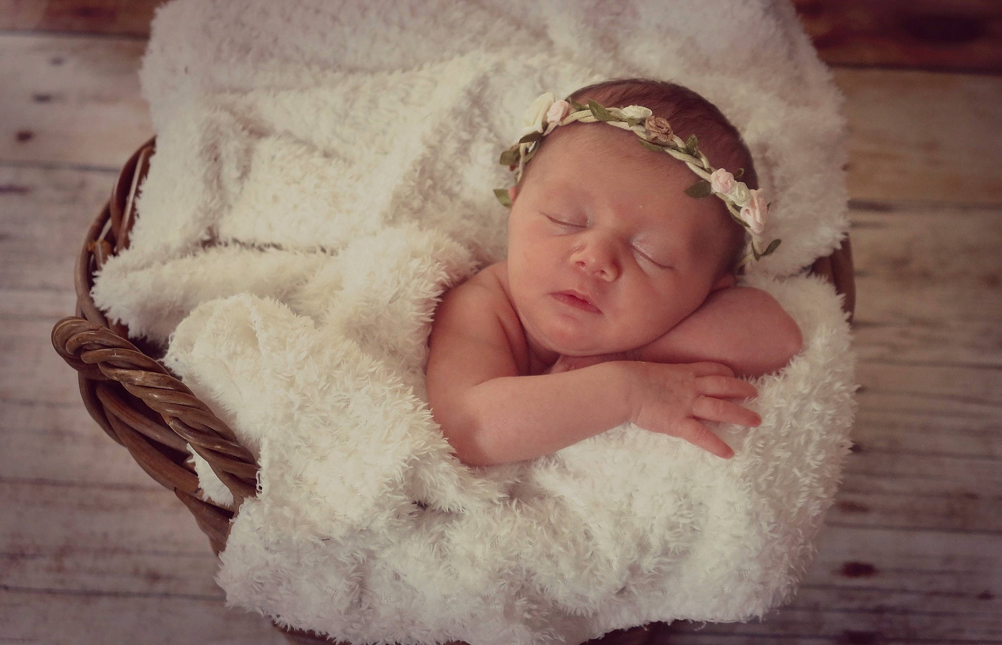 Agathe a rejoint le concours — aidez-le/la à gagner de superbes lots ! baby, baby_sleeping, baby_toddler_clothing, cap, child, comfort, embellishment, eye, flash_photography, headband, headgear, headpiece, iris, knit_cap, lip, person, skin, textile, toddler, wood