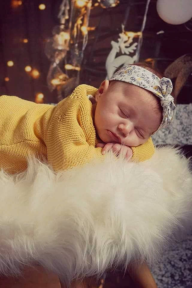 Agathe participe au concours pour gagner de l'argent avec cette photo : baby, baby_toddler_clothing, child, christmas, christmas_ornament, comfort, costume_hat, couch, event, flash_photography, fur, happy, hat, headband, headpiece, headwear, holiday, human_body, person, toddler