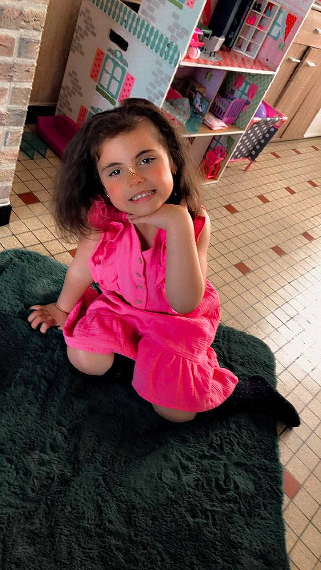 Myla a rejoint le concours — aidez-le/la à gagner de superbes lots ! beauty, black_hair, eye, floor, flooring, fun, happy, human_leg, joy, knee, leg, leisure, long_hair, magenta, person, pink, shelf, skin, sleeve, smile