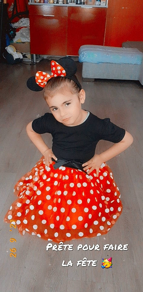 Myla participe au concours pour gagner de l'argent avec cette photo : baby_toddler_clothing, child, dance, day_dress, entertainment, event, fashion_design, flooring, fun, human_leg, knee, leisure, pattern, performing_arts, person, sleeve, t_shirt, thigh, toddler, trunk