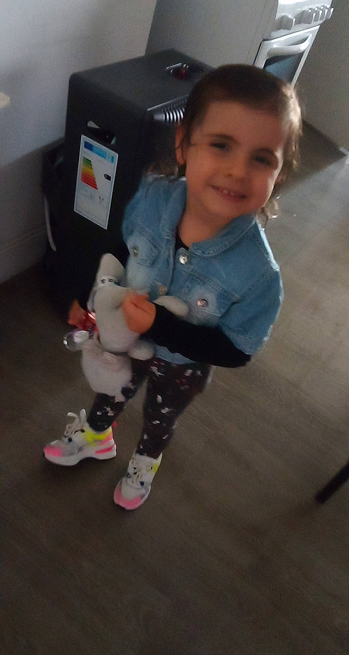 Myla participe au concours pour gagner de l'argent avec cette photo : arm, cheek, child, cool, footwear, fun, joint, joy, leg, person, play, shoe, skin, standing, toddler