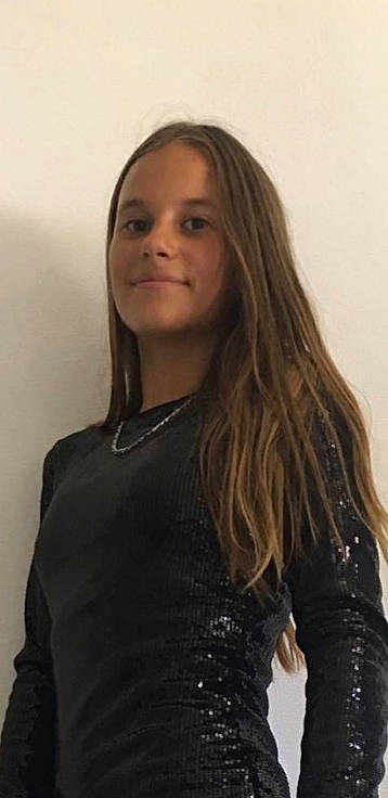 Lola participe au concours pour gagner de l'argent avec cette photo : beauty, black_hair, blond, brown_hair, chin, eyebrow, face, forehead, hair, hairstyle, joint, joy, lady, layered_hair, lip, long_hair, neck, nose, person, photography