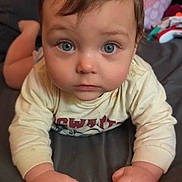 Logan participe au concours pour gagner de l'argent avec cette photo : baby, bed, blue_eyes, child, clothing, crawling, curious, cute, expression, face, hair, hands, head, indoors, infant, long_sleeve, person, portrait, skin, young_child