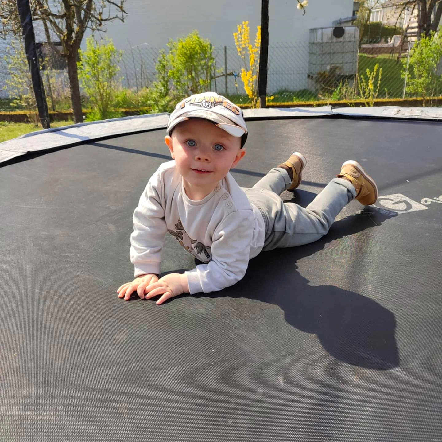 Mathéo participe au concours pour gagner de l'argent avec cette photo : baby, babycrawling, boy, child, city, clothing, crawling, face, grass, hat, head, jeans, male, pants, person, photography, plant, portrait, sitting, trampoline