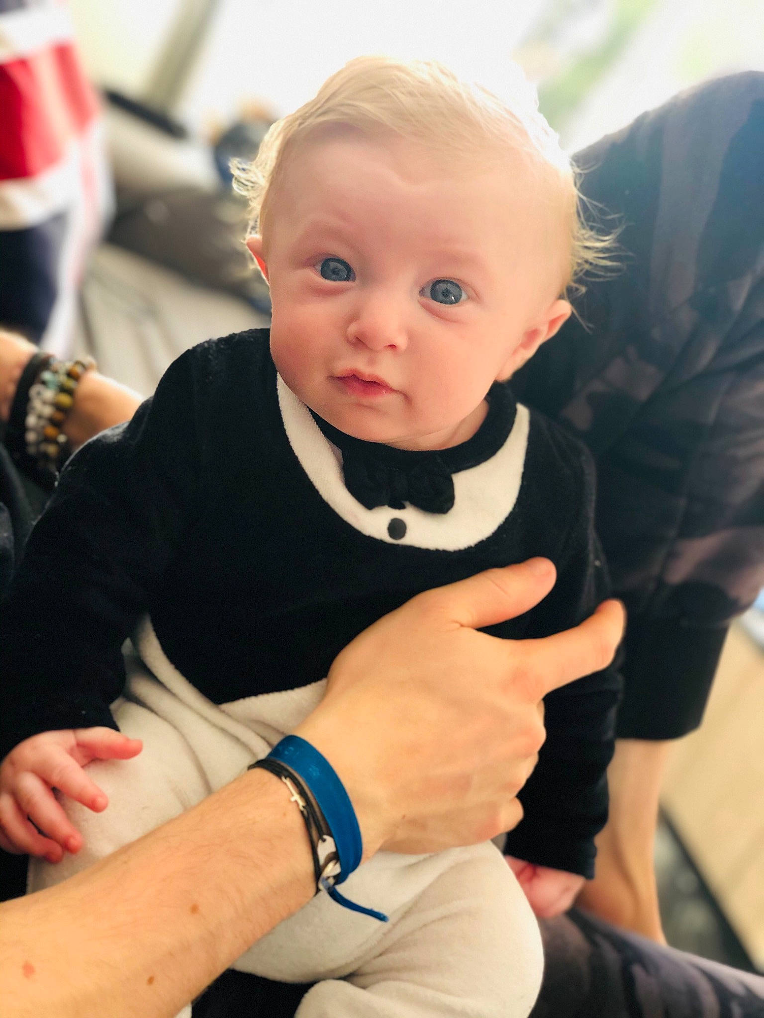 Marius participe au concours pour gagner de l'argent avec cette photo : arm, baby, baby_carriage, baby_products, cheek, child, finger, gesture, hand, person, product, sitting, skin, sleeve, thumb, toddler