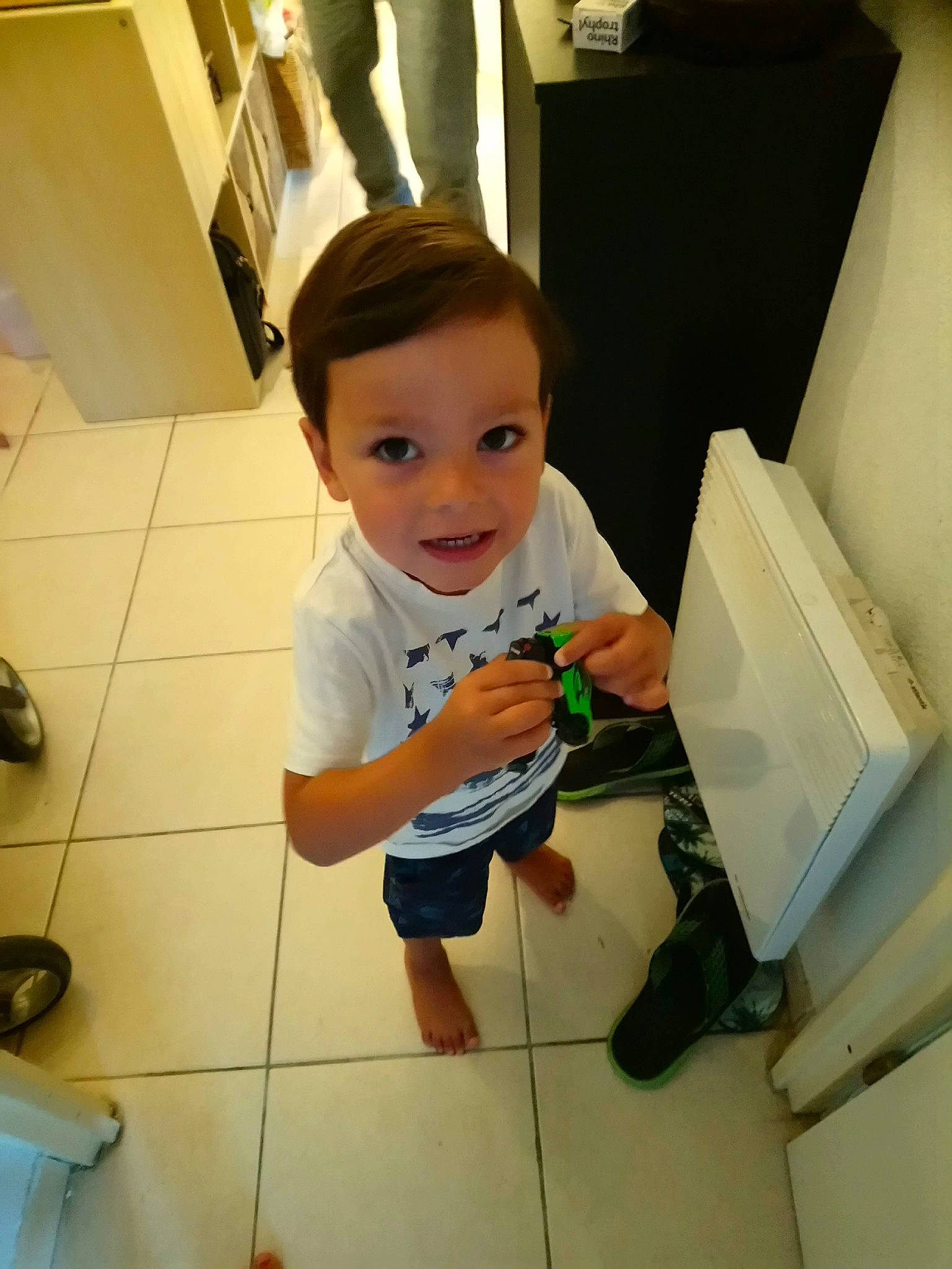 Joshua participe au concours pour gagner de l'argent avec cette photo : baby, child, cleanliness, finger, floor, flooring, fun, hairstyle, happy, hardwood, household_supply, human_leg, joint, material_property, person, product, shoulder, smile, thumb, toddler