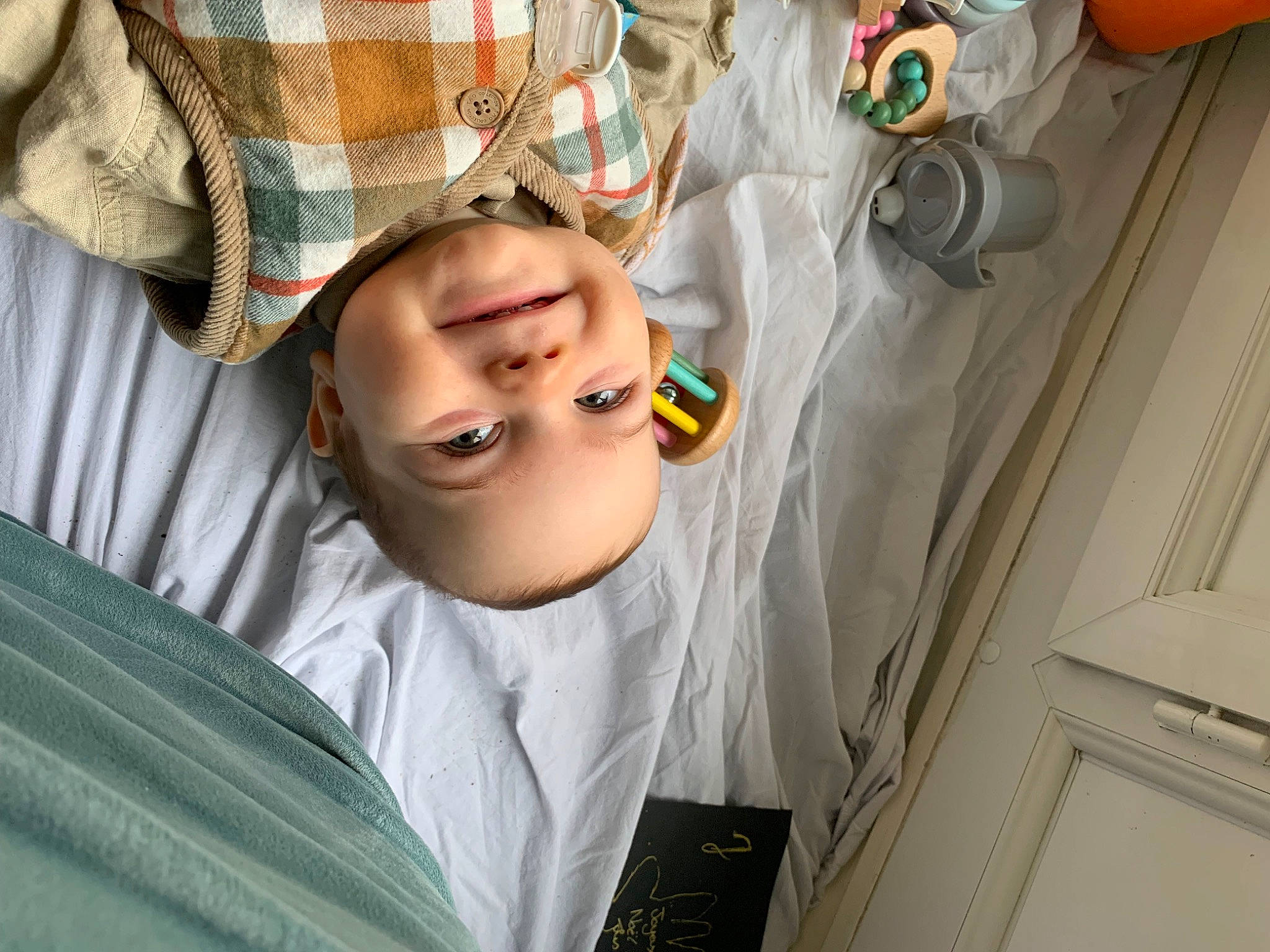 Jules participe au concours pour gagner de l'argent avec cette photo : baby, child, comfort, eyelash, eyewear, fun, glasses, hat, joy, pattern, person, plaid, room, service, sitting, tableware, tartan, toddler, vision_care