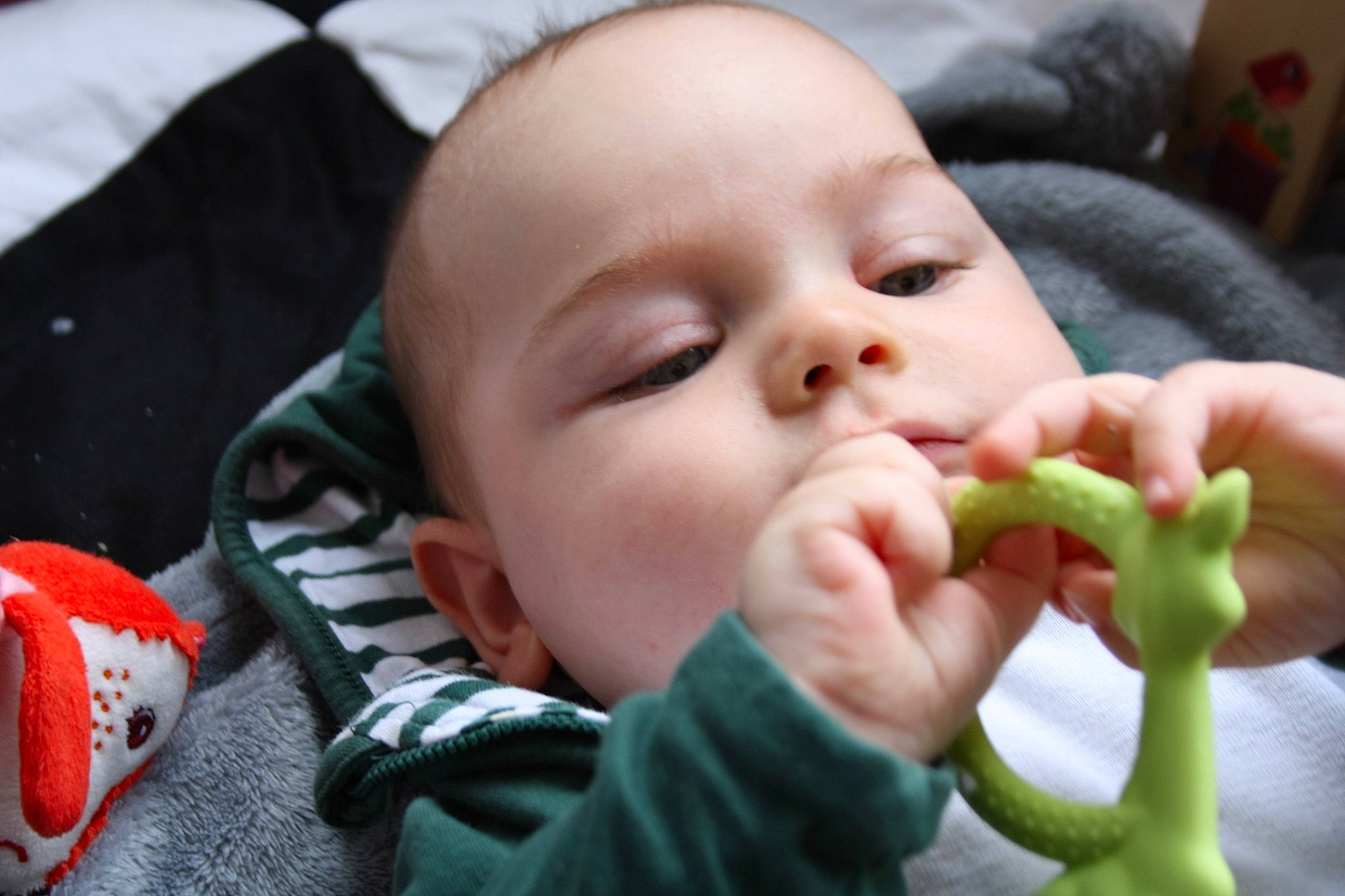 Jules a rejoint le concours — aidez-le/la à gagner de superbes lots ! baby, baby_products, baby_toddler_clothing, carmine, cheek, child, chin, eyebrow, eyelash, finger, fun, gesture, happy, lip, mouth, nail, nose, person, skin, thumb