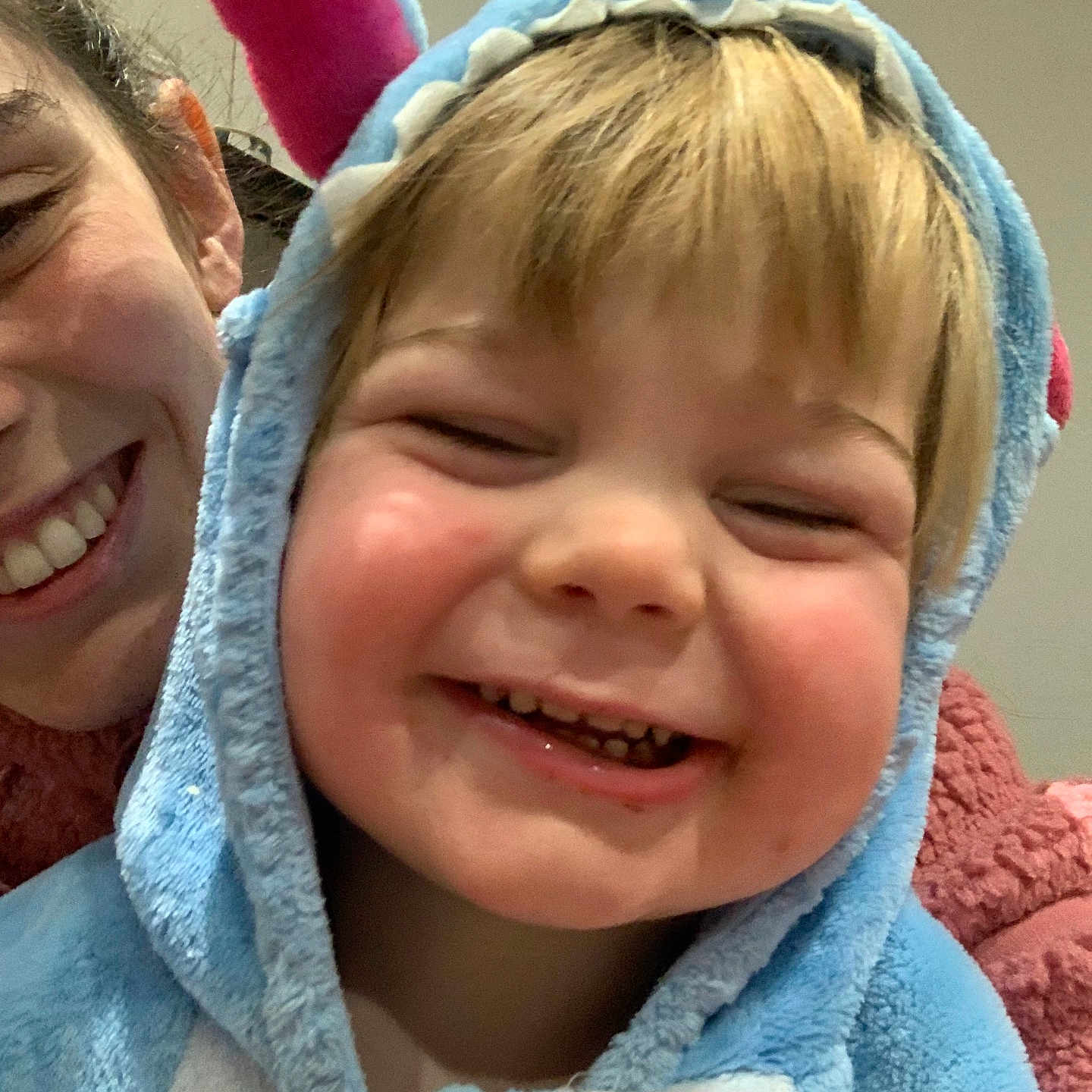 Jules participe au concours pour gagner de l'argent avec cette photo : baby, bodypart, clothing, coat, face, happy, head, hood, hoodie, jacket, knitwear, laughing, mouth, person, photography, portrait, smile, sweater, sweatshirt, teeth