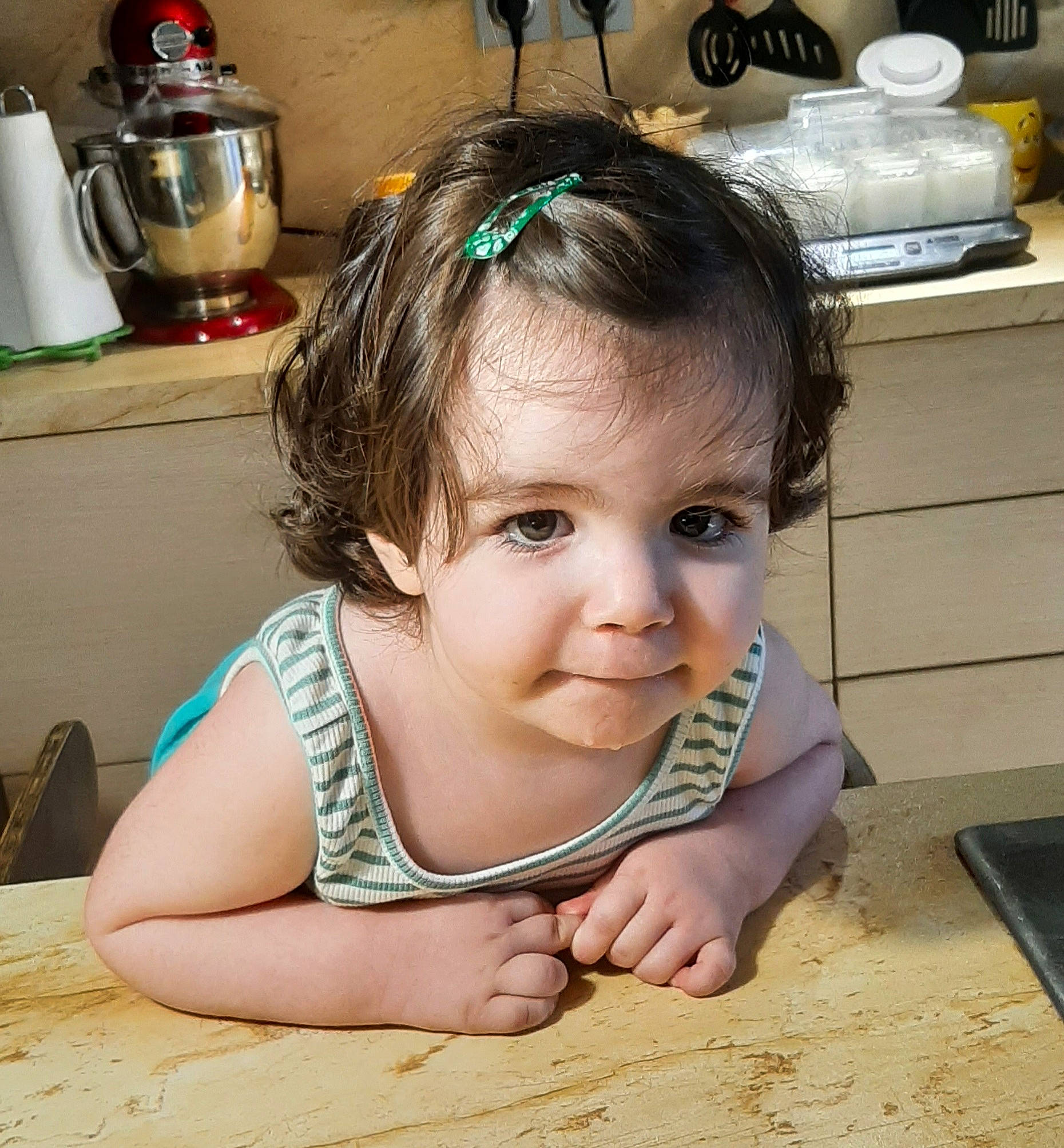 Nell a rejoint le concours — aidez-le/la à gagner de superbes lots ! baby, bathing, cheek, child, coffee_percolator, ear, eye, eyelash, flooring, happy, kettle, kitchen_appliance, nose, person, sitting, skin, smile, tableware, thumb, toddler