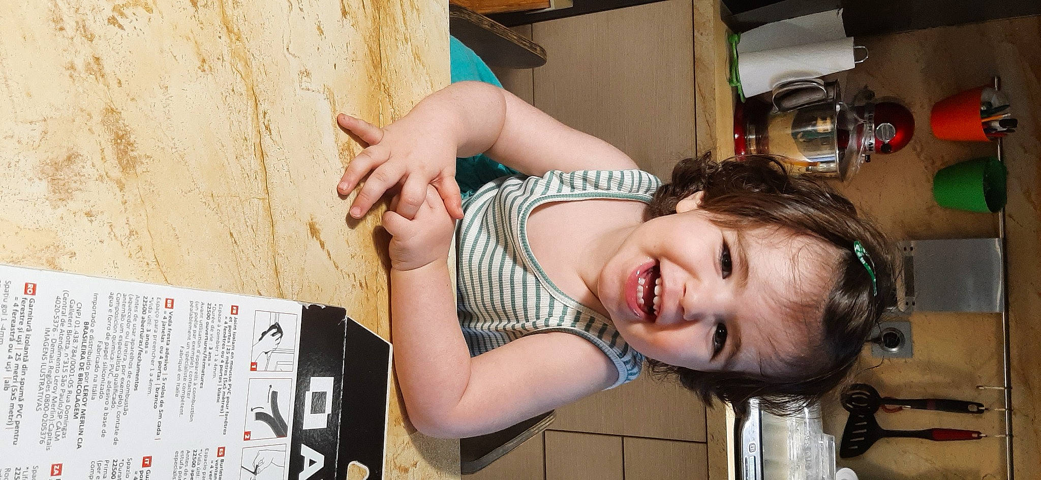 Nell a rejoint le concours — aidez-le/la à gagner de superbes lots ! arm, elbow, eyewear, finger, flash_photography, fun, gesture, hand, happy, human_leg, lip, mouth, muscle, person, plant, skin, smile, thigh, tree, window