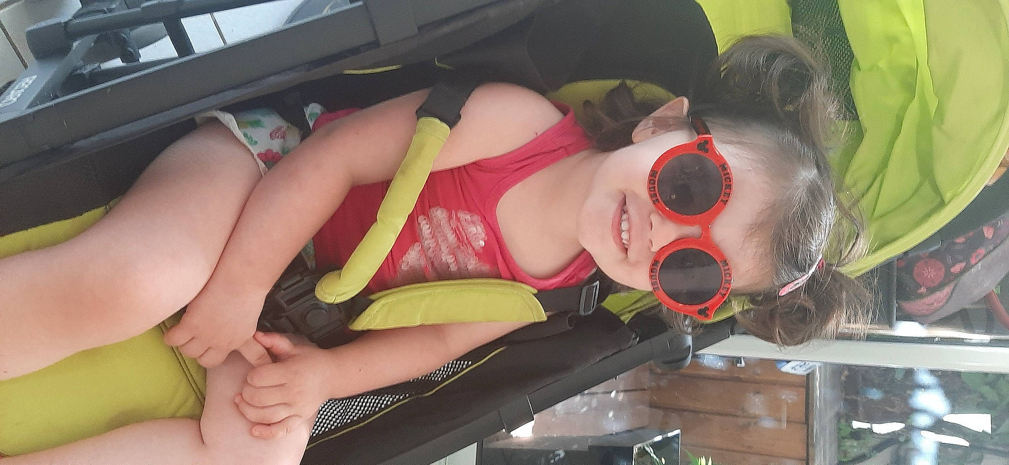 Nell a rejoint le concours — aidez-le/la à gagner de superbes lots ! abdomen, chest, costume, eyewear, flesh, foot, fun, goggles, human_leg, nail, navel, person, personal_protective_equipment, sandal, sunglasses, thigh, vision_care