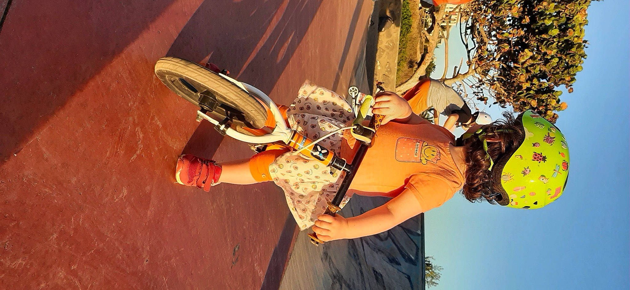 Nell participe au concours pour gagner de l'argent avec cette photo : animation, cg_artwork, costume, entertainment, event, fun, hand, happy, hat, landscape, leisure, performing_arts, plant, python, tree