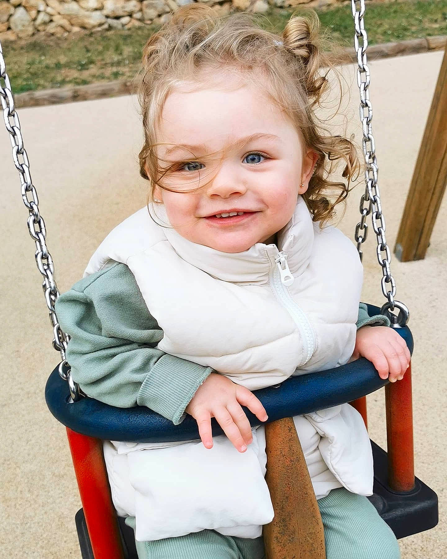 Yaelle participe au concours pour gagner de l'argent avec cette photo : arm, black, blue, cheek, eye, face, grass, hair, hand, happy, head, human_body, joy, organ, person, photograph, skin, sleeve, smile, swing