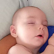 Théo a rejoint le concours — aidez-le/la à gagner de superbes lots ! arm, baby, bed, blanket, child, closeup, comfort, cuddle, ear, head, infant, mouth, nap, peaceful, pillow, relaxation, rest, skin, sleeping, soft