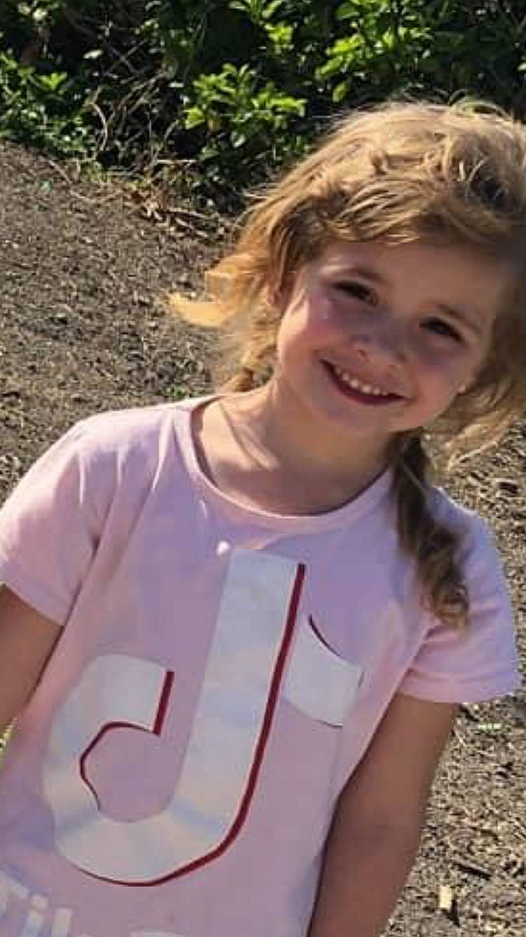 Lilou participe au concours pour gagner de l'argent avec cette photo : blond, brown_hair, child, child_model, cool, facial_expression, fun, grass, hair, happy, joy, long_hair, nose, person, photography, play, smile, summer, surfer_hair, t_shirt