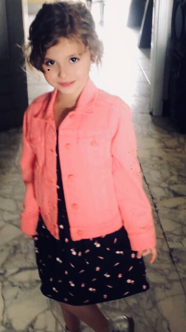 Lilou a rejoint le concours — aidez-le/la à gagner de superbes lots ! blazer, blouse, child_model, clothing, coat, design, jacket, joy, outerwear, pattern, person, pink, polka_dot, sleeve, sweater, top