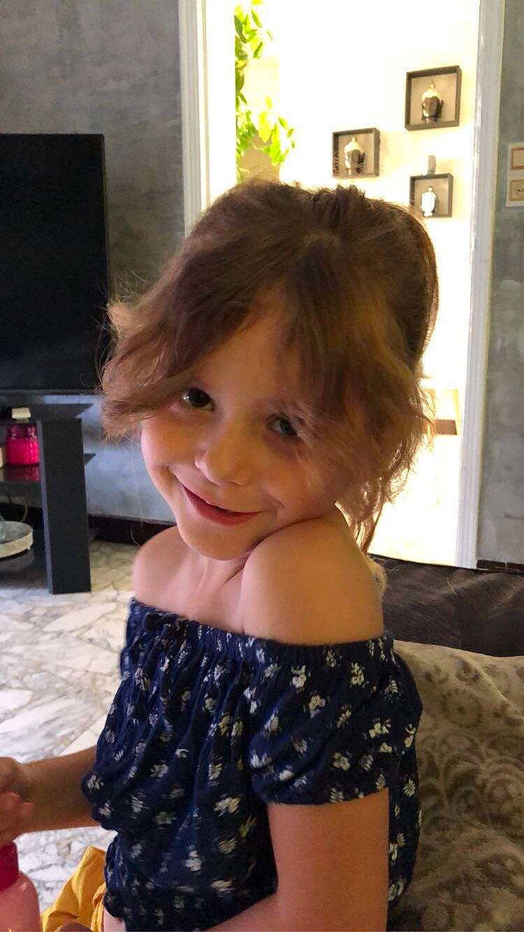 Lilou a rejoint le concours — aidez-le/la à gagner de superbes lots ! black_hair, bob_cut, brown_hair, child, child_model, hair, hairstyle, joint, joy, long_hair, neck, person, shoulder, smile, toddler