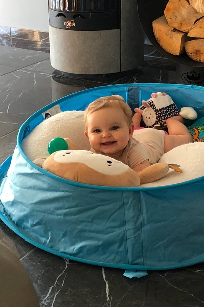 Apolline a rejoint le concours — aidez-le/la à gagner de superbes lots ! baby, baby_products, black, chair, child, comfort, event, fun, grass, happy, home_appliance, joy, leisure, person, photograph, product, recreation, sitting, smile, snapshot