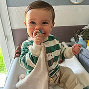 Sacha a rejoint le concours — aidez-le/la à gagner de superbes lots ! baby, blanket, bunny_decoration, child, comfort, cozy, cute, face, furniture, hair, happy, indoor, light, pacifier, pants, portrait, smiling, socks, striped_shirt, window