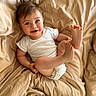Sacha a rejoint le concours — aidez-le/la à gagner de superbes lots ! baby, bed, blanket, casual, child, cozy, cute, feet, happy, indoors, infant, lying_down, one_person, person, playful, portrait, skin, smiling, white_clothing, young_child