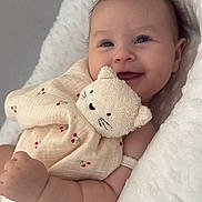 Melïa a rejoint le concours — aidez-le/la à gagner de superbes lots ! baby, smiling, plush_toy, blanket, cute, child, soft_texture, happy, face, infant, closeup, cozy, comfort, lying_down, skin, expression, adorable, peaceful, indoor, young_child