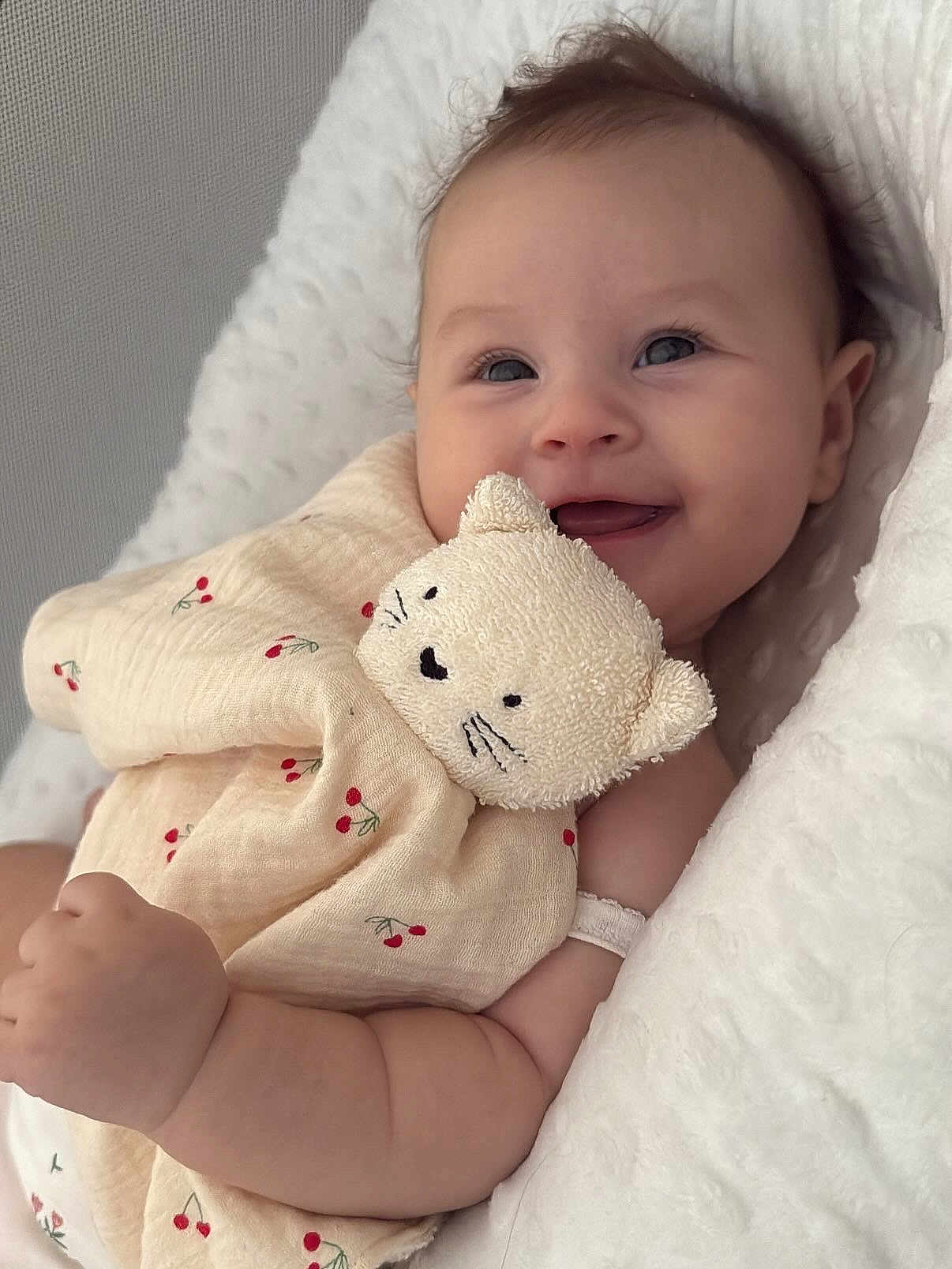 Melïa a rejoint le concours — aidez-le/la à gagner de superbes lots ! baby, smiling, plush_toy, blanket, cute, child, soft_texture, happy, face, infant, closeup, cozy, comfort, lying_down, skin, expression, adorable, peaceful, indoor, young_child