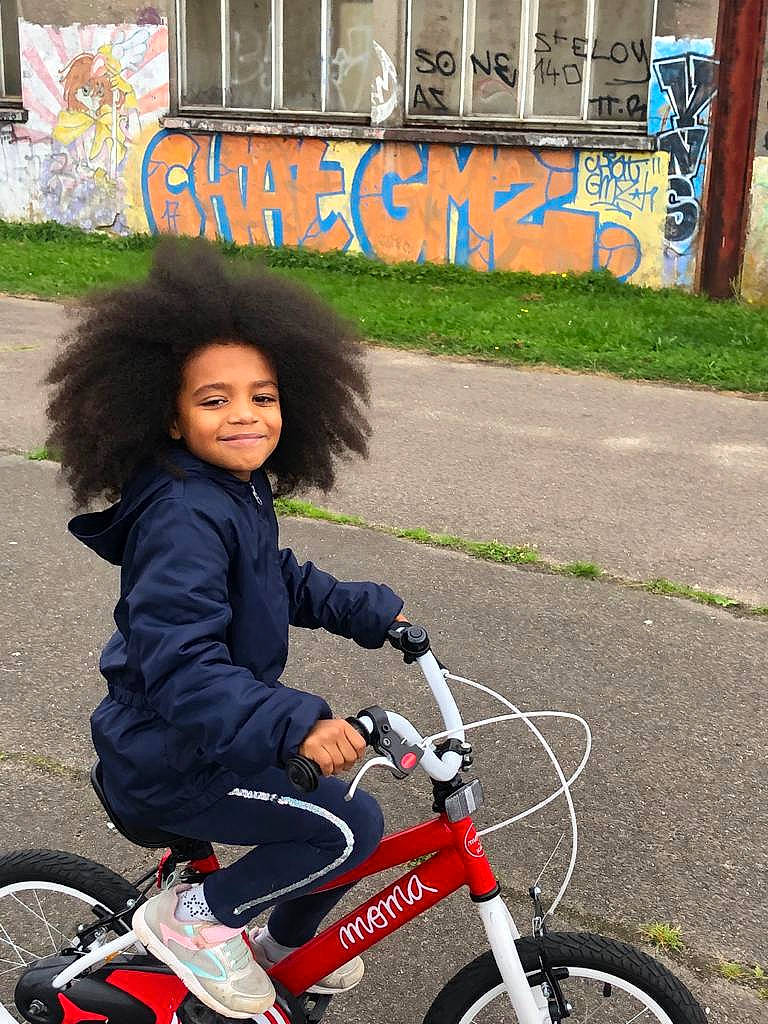 Maëlyah participe au concours pour gagner de l'argent avec cette photo : automotive_tire, bicycle, bicycle_accessory, bicycle_fork, bicycle_frame, bicycle_handlebar, bicycle_part, bicycle_tire, bicycle_wheel, bicycles_equipment_and_supplies, facial_expression, joy, land_vehicle, mode_of_transport, motor_vehicle, person, photograph, shoe, smile, tire